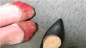 穿高跟鞋腳全是血　翻攝自 https://www.facebook.com/nicola.gavins 