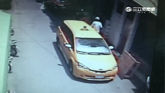 趁小黃司機買飯偷車　歹徒狂飆撞女警