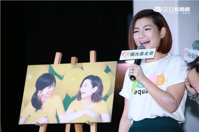 20160513-Selina（右）出席陽光基金會臉部平權特展