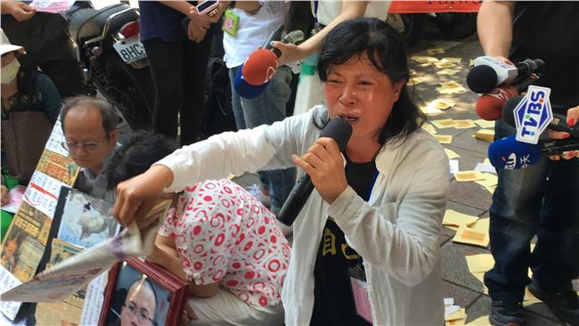 軍冤家屬不滿洪姊　時力黨團前撒冥紙
