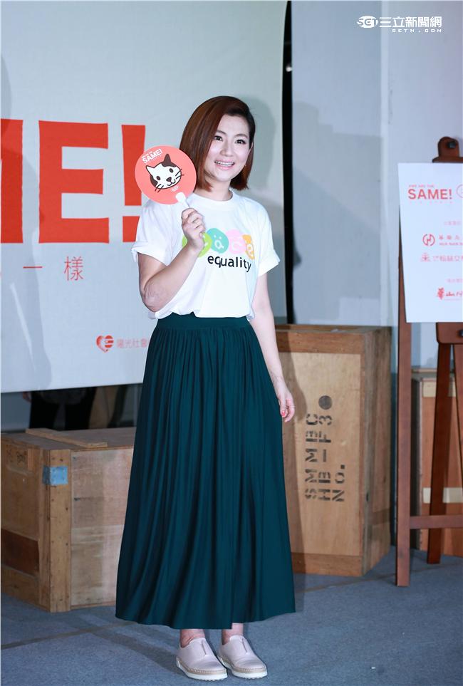 20160513-Selina（右）出席陽光基金會臉部平權特展
