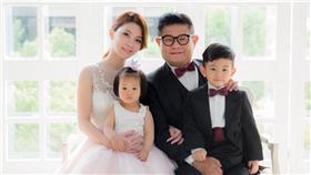 許效舜全家沙龍照。（圖／翻攝自Queena Chen臉書）