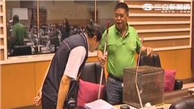 民進黨議員李聰祥帶眼鏡蛇進議會