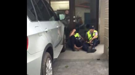 警察抓巨型嫌犯　「壓」的氣喘吁吁