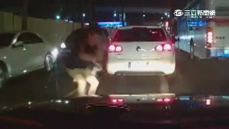 2萬鈔票滿天飛　2名路人撿走遭法辦