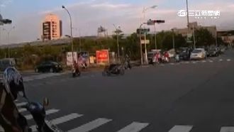 闖紅燈搶黃燈　機車對撞360度空翻