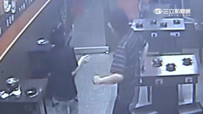 鬍渣男偷瞄女店員　下一秒用身體衝撞
