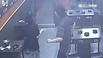 鬍渣男偷瞄女店員　下一秒用身體衝撞