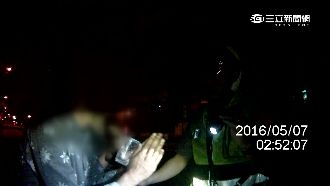 印度哥酒駕被逮　雙手合十下跪求饒