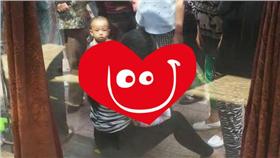 年輕媽媽哺乳棄嬰（圖／翻攝自華商報）