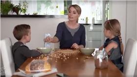 媽媽,小孩,公平,吵架,打架（圖／翻攝自The Most Amazing Videos臉書）
http://editback.sanlih.com.tw/PersonWorkArea/MyNews.aspx