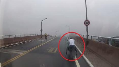 身障人士過橋受困　他冒雨下車幫助