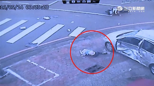 兩車對撞360度翻轉　童遭拋飛車外