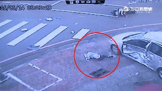 兩車對撞360度翻轉　童遭拋飛車外