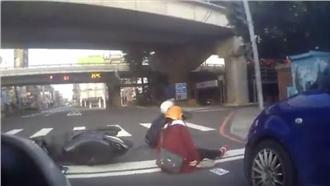 撞翻等紅燈機車　她竟嗆：拎北趕時間