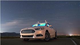 ▲影／除了熱吻，夜間自動駕駛很重要嗎？（圖／FORD）