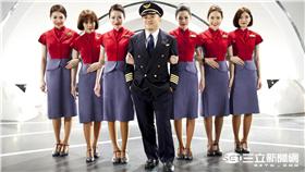 ▲脫拉庫唱華航A350帶你飛翔　空姐大跳飛機舞（圖／華航）