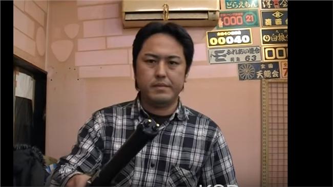 實測130萬伏特威力　店長癱軟倒地