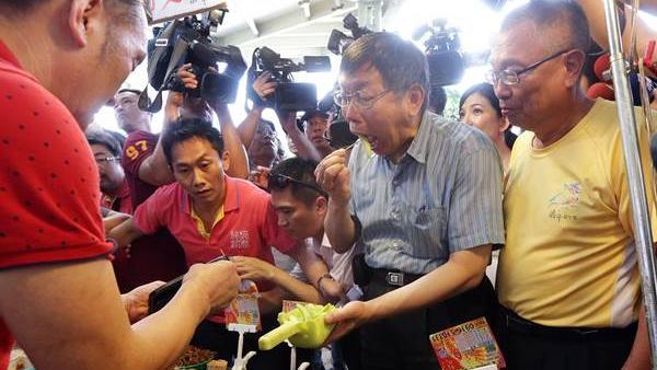 來者不拒！柯文哲逛攤位從頭吃到尾