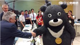 ▲熊讚與FISU會長相見歡（圖／北市府觀傳局提供）