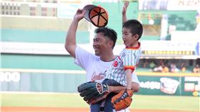 ▲高建三抱起寶貝兒子跟球迷答謝參與引退（圖／統一獅提供）