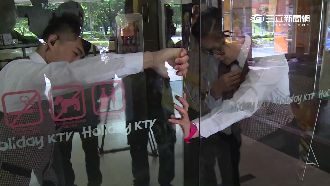 這什麼怪癖？巴西生喝醉就扳電動門