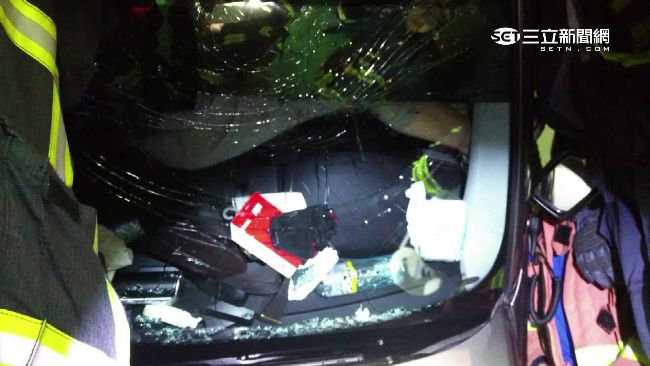 連車帶人墜停車塔　一家四口平安獲救