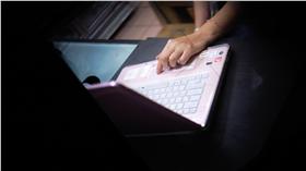 用電腦
https://www.flickr.com/photos/enixii/4413077633/in/photolist-4KVjBt-7oSEfy-G439t6-7HYbep-5r6LJb-yRbJw-nY3Rsy-kCSE-25Rksb-ou1UDJ-8mq2EG-jjohr5-4SkRQH-bmWLyX-bjmpnr-zrL3Yc-zKb3bn