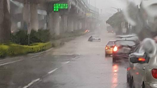 開車行經積水區　請特別留心這幾件事