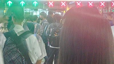 豪雨侵襲！桃園車站擠滿人潮像逃難