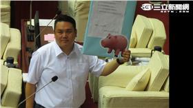 ▲市議員陳重文要求柯承諾「美豬不進北市」（圖／記者盧冠妃攝）
