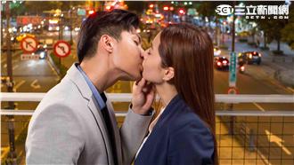 炎亞綸抓曾之喬天橋接吻：慾望強烈！