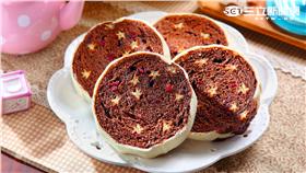 效法職人精神，邱智斌烘焙出「來自星星的你」圓形吐司。（圖／愛合購提供）