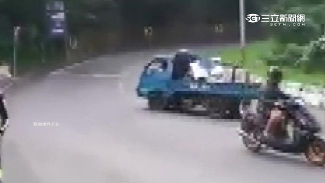 龜速車遭騎士按喇叭　抓狂迴轉當路霸