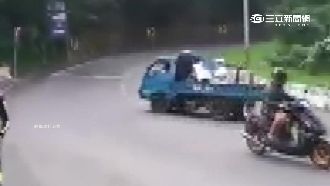 龜速車遭騎士按喇叭　抓狂迴轉當路霸