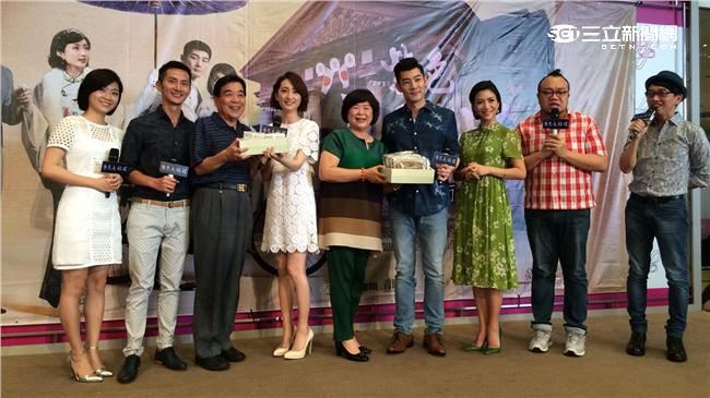 天氣悶熱怕中暑　施易男貼心按摩獻技