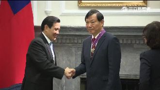 馬英九贈勳數破表　遭諷當紅豆餅在發