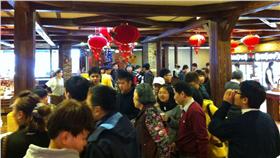 店員,人潮,失控（圖／翻攝自亞典蛋糕密碼館臉書）
https://www.facebook.com/rdencake/photos/pb.156911714322035.-2207520000.1463393210./565658333447369/?type=3&theater