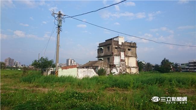 體諒釘子戶　虎林球場挪50公尺禮讓