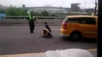 2運將車道上扭打　保全顧指揮交通