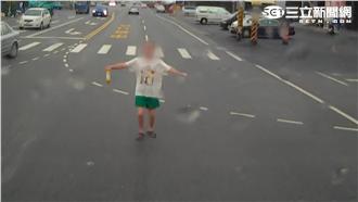 男子飛撲自撞混凝土車　司機嚇傻眼