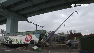 超速？閃車？客運衝撞護欄險翻車