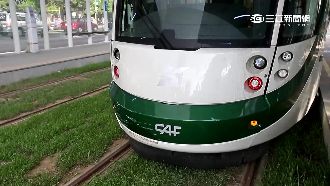 疑不理噹噹警示音　轎車擦撞高雄輕軌