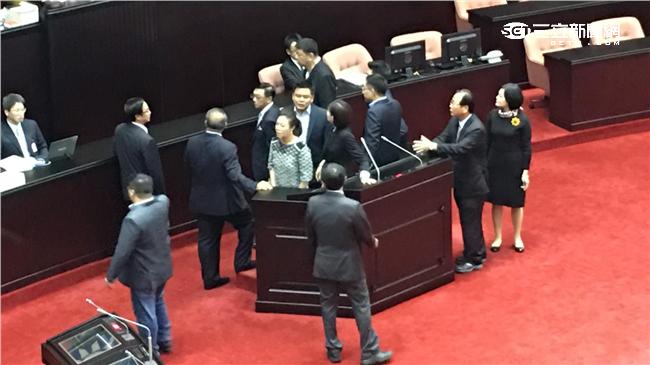 美豬決議案遭擋　藍委怒占發言台