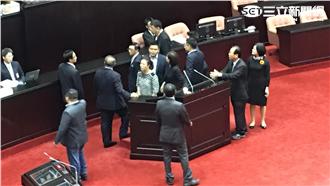 美豬決議案遭擋　藍委怒占發言台