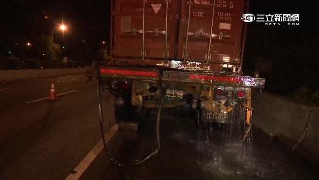 貨櫃車遭撞車斗位移　乙二醇大量外漏
