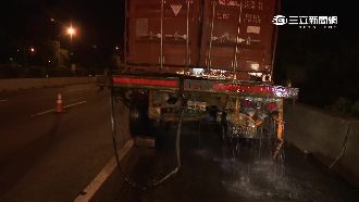 貨櫃車遭撞車斗位移　乙二醇大量外漏