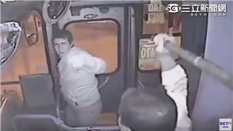 男衝上公車搶皮包　慘遭司機棒打教訓