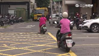 沒號誌又有死角　機車穿越馬路像玩命