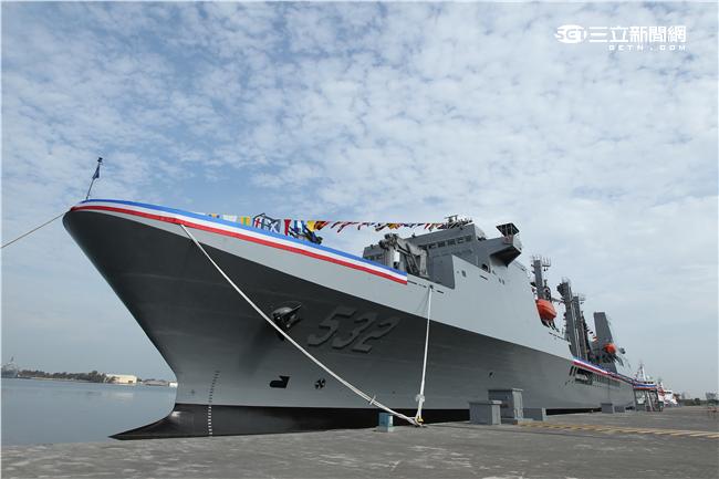 海軍新油彈補給艦「磐石號」快速戰鬥支援艦，航速22（節）以上，續航力8000（海浬）。（記者邱榮吉/攝影）